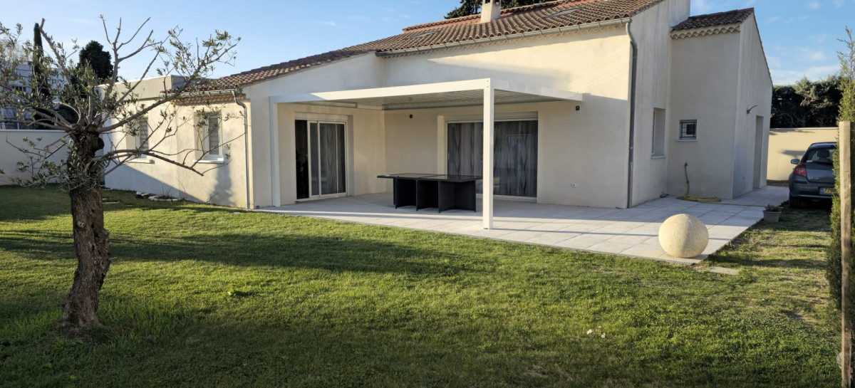 Pergola aluminium bioclimatique sur une terrasse