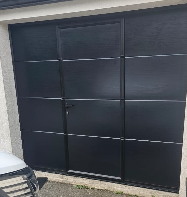 porte de garage avec portillon en Bretagne