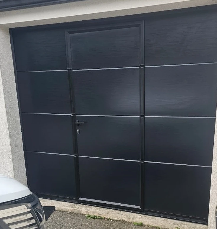 porte de garage avec portillon en Bretagne