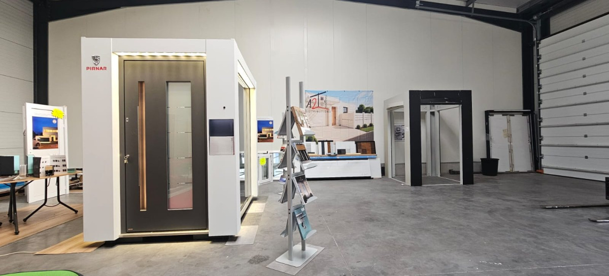 Porte d’entrée aluminium isolante exposée dans le showroom A2T Distributions